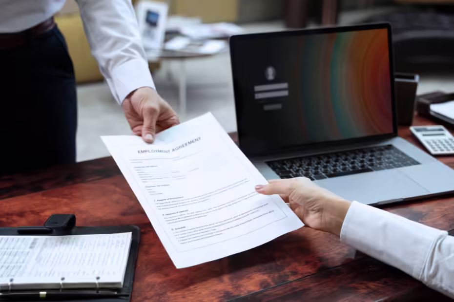 Troca de documentos ilustrando o processo das empresas de factoring