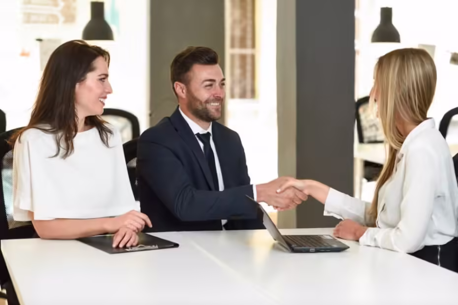 empresários conversando sobre o que é factoring