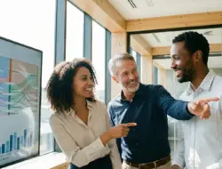 Três profissionais da área de FIDC analisam um relatório em conjunto com as tendências do setor