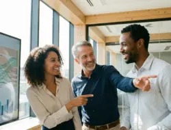 três profissionais da área de FIDC analisam um relatório em conjunto com as tendências do setor