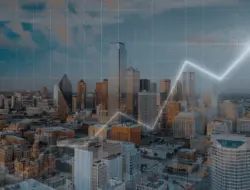 Vista aérea de uma cidade com prédios modernos ao entardecer, com uma linha gráfica crescente e grid sobrepostos, representando crescimento financeiro, análise de dados e expansão do crédito estruturado.