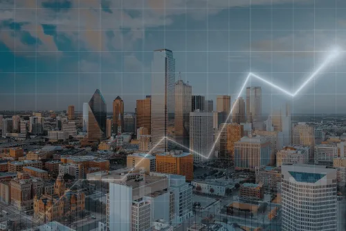 Vista aérea de uma cidade com prédios modernos ao entardecer, com uma linha gráfica crescente e grid sobrepostos, representando crescimento financeiro, análise de dados e expansão do crédito estruturado.