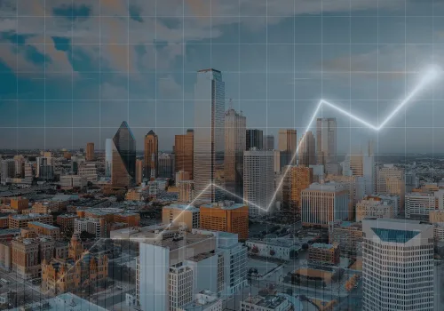 Vista aérea de uma cidade com prédios modernos ao entardecer, com uma linha gráfica crescente e grid sobrepostos, representando crescimento financeiro, análise de dados e expansão do crédito estruturado.